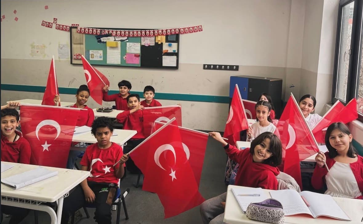 Sınıfta milli bayramı kutlayan öğrenciler