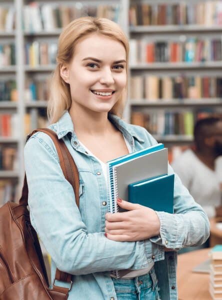 İki dilli çalışma alışkanlığını temsil eden, elinde kitap tutan öğrenci