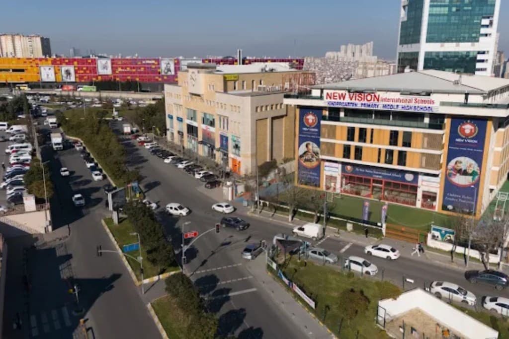 Beylikdüzü'ndeki NVIS Okulları kampüsünün havadan görünümü